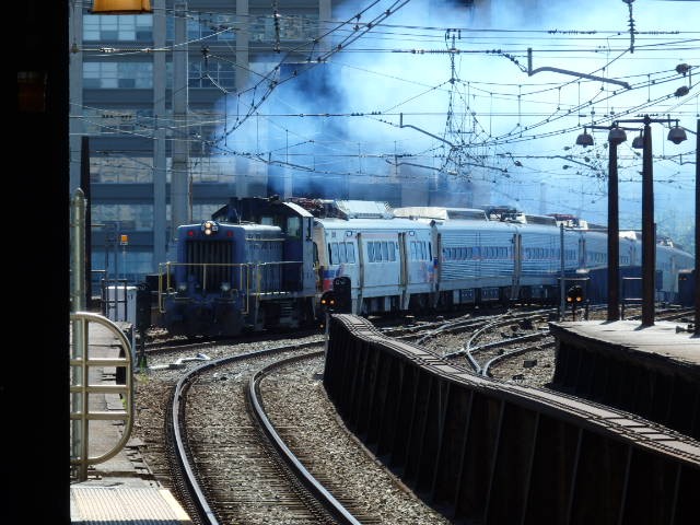 Foto: locomotora arrastrando un tren eléctrico fuera de servicio - Philadelphia (Pennsylvania), Estados Unidos