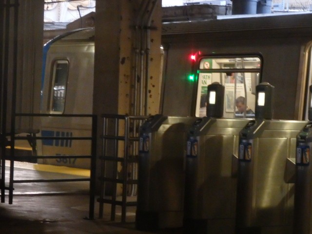Foto: tren PATH en la Newark Penn Station - Newark (New Jersey), Estados Unidos