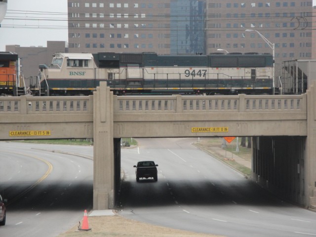 Foto: carguero del BNSF cerca de la Dallas Union Station - Dallas (Texas), Estados Unidos