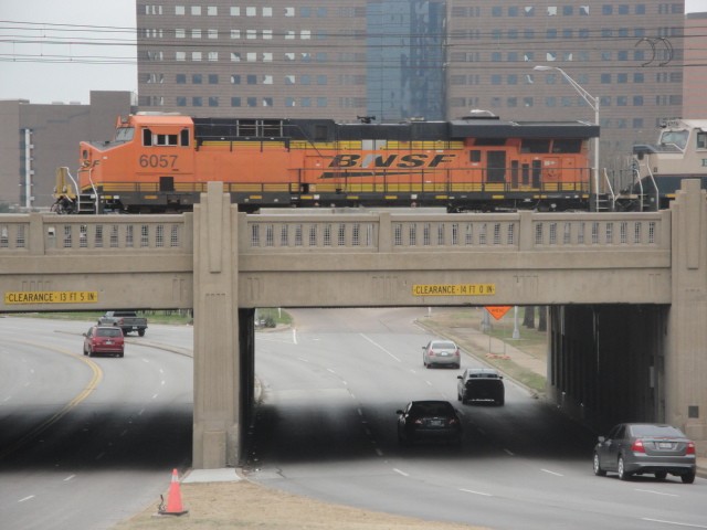 Foto: carguero del BNSF cerca de la Dallas Union Station - Dallas (Texas), Estados Unidos
