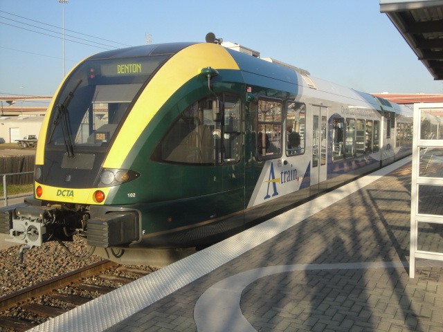 Foto: A-Train en la estación Trinity Mills - Carrollton (Texas), Estados Unidos