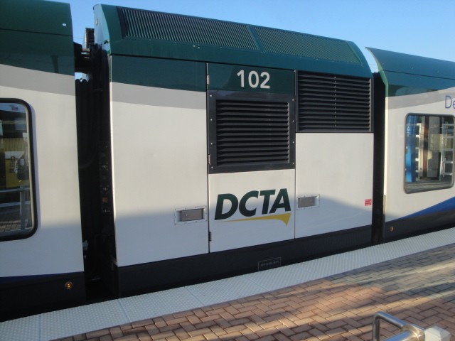 Foto: A-Train en la estación Trinity Mills - Carrollton (Texas), Estados Unidos