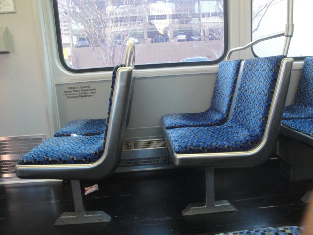 Foto: interior de un tren DART (Dallas Area Rapid Transit) - Carrollton (Texas), Estados Unidos