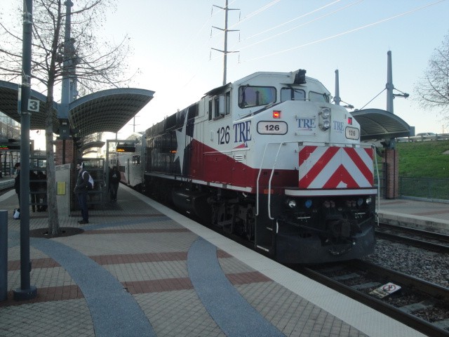 Foto: tren TRE (Trinity Railway Express) en estación Victory - Dallas (Texas), Estados Unidos