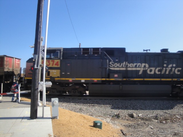 Foto: carguero del Union Pacific con locomotora del Southern Pacific - Denton (Texas), Estados Unidos
