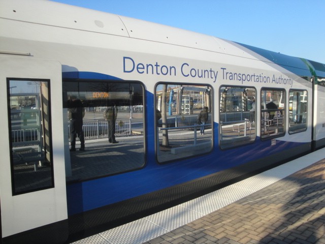 Foto: A-Train en la estación Trinity Mills - Carrollton (Texas), Estados Unidos