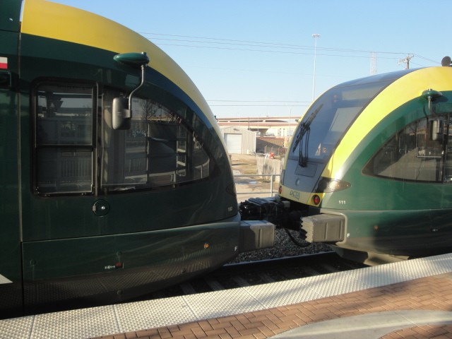 Foto: A-Train en la estación Trinity Mills - Carrollton (Texas), Estados Unidos