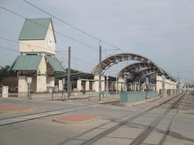 Foto: estación Downtown Garland del tren DART - Garland (Texas), Estados Unidos