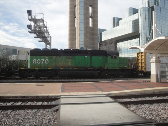 Foto: carguero pasando por la Union Station - Dallas (Texas), Estados Unidos