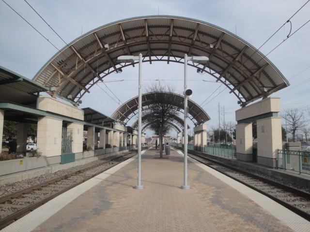 Foto: estación Downtown Garland del tren DART - Garland (Texas), Estados Unidos