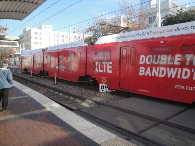 Foto: tren DART en Dallas Union Station - Dallas (Texas), Estados Unidos