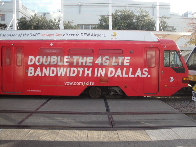 Foto: tren DART en Dallas Union Station - Dallas (Texas), Estados Unidos