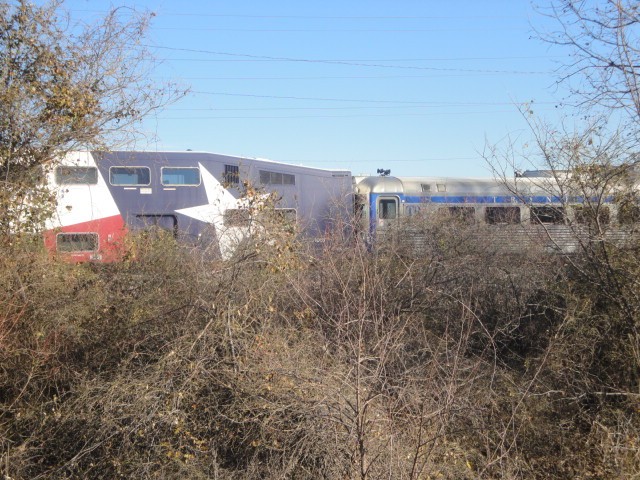 Foto: locomotora actual con coche antiguo - Irving (Texas), Estados Unidos