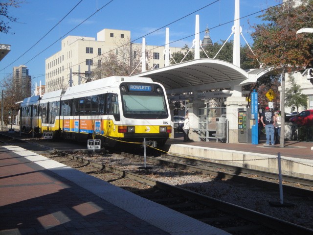 Foto: tren DART en la Union Station - Dallas (Texas), Estados Unidos