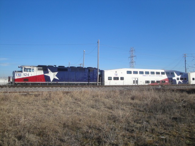 Foto: tren actual entre los trenes antiguos - Irving (Texas), Estados Unidos