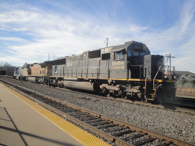 Foto: carguero con tres locomotoras pasando por la estación de Amtrak - Little Rock (Arkansas), Estados Unidos
