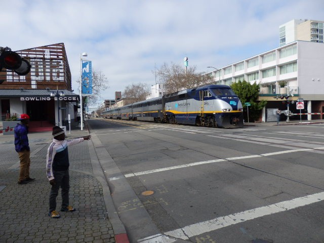 Foto: el Capitol Corridor de Amtrak California circulando por la calle - Oakland (California), Estados Unidos