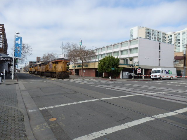Foto: Union Pacific circulando por la calle - Oakland (California), Estados Unidos