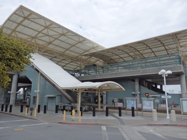 Foto: estación de Caltrain y BART - Millbrae (California), Estados Unidos