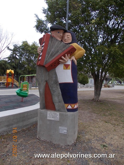 Foto: Villa Bosch - Plaza Echeverria - Monumento Inmigrante - Villa Bosch (Buenos Aires), Argentina