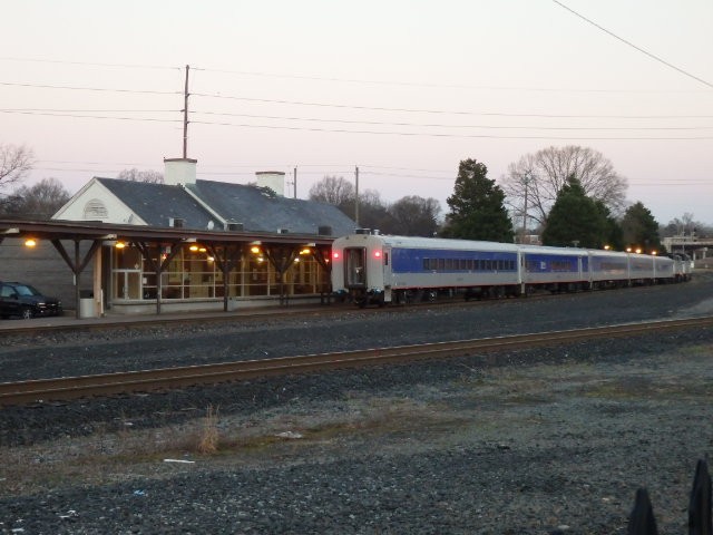 Foto: tren Piedmont del NCRR en la estación - Raleigh (North Carolina), Estados Unidos