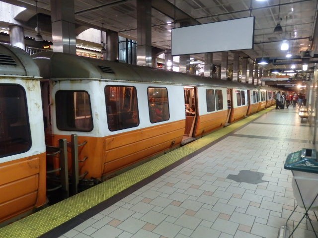Foto: Línea Naranja del subte, en South Station - Boston (Massachusetts), Estados Unidos