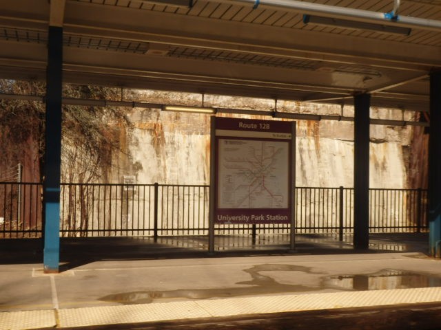 Foto: estación de Amtrak y MBTA; cartel de MBTA - Westwood (Massachusetts), Estados Unidos