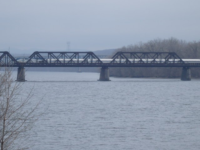 Foto: tren de Amtrak cruzando el río Hudson desde Rensselaer - Albany (New York), Estados Unidos