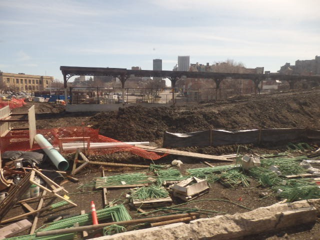 Foto: viejo andén entre las nuevas obras - Rochester (New York), Estados Unidos