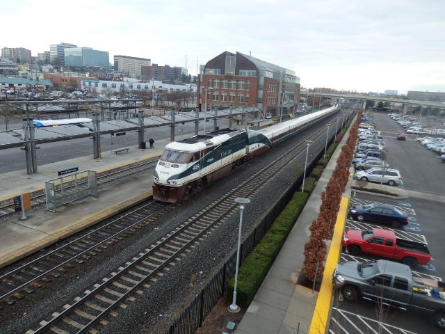 Foto: estación y tren Cascades - Everett (Washington), Estados Unidos