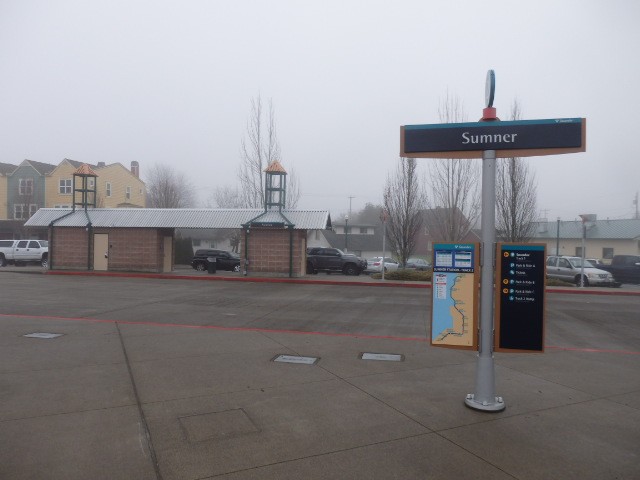 Foto: nomenclador de la estación en la vereda - Sumner (Washington), Estados Unidos