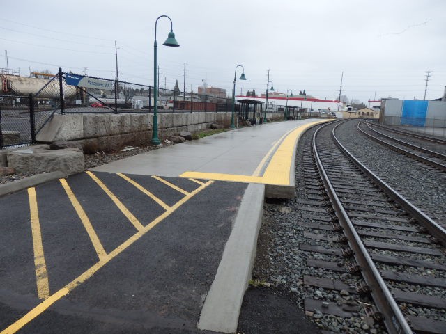 Foto: andén frente a la fachada de la estación - Vancouver (Washington), Estados Unidos