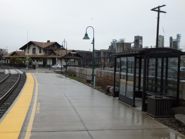 Foto: andén frente a la fachada de la estación - Vancouver (Washington), Estados Unidos