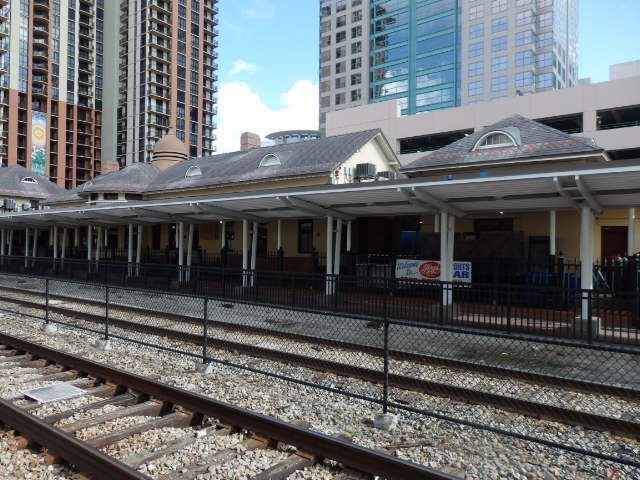 Foto: ex Church Street Station y andén de SunRail - Orlando (Florida), Estados Unidos
