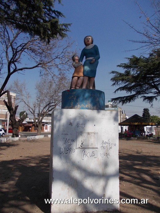 Foto: Villa Bosch - Plaza Padre Pio Manzanares - Monumento a la Madre - Villa Bosch (Buenos Aires), Argentina