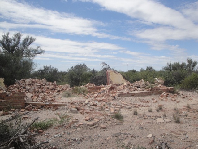 Foto: restos de la ex estación del FC San Martín - Pichi Ciego (Mendoza), Argentina
