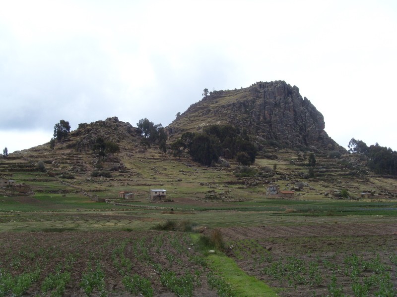 Foto: elevación montuosa en Pucara - Pucara (La Paz), Bolivia