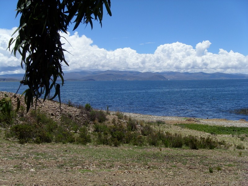 Foto: Ciudad de Puno (Perú) del otro lado del lago Titicaca - Sahuiña (La Paz), Bolivia