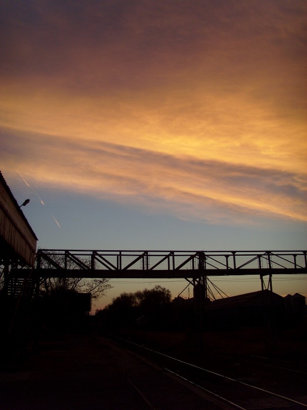 Foto: crepúsculo en la estación de tren - General Levalle (Córdoba), Argentina