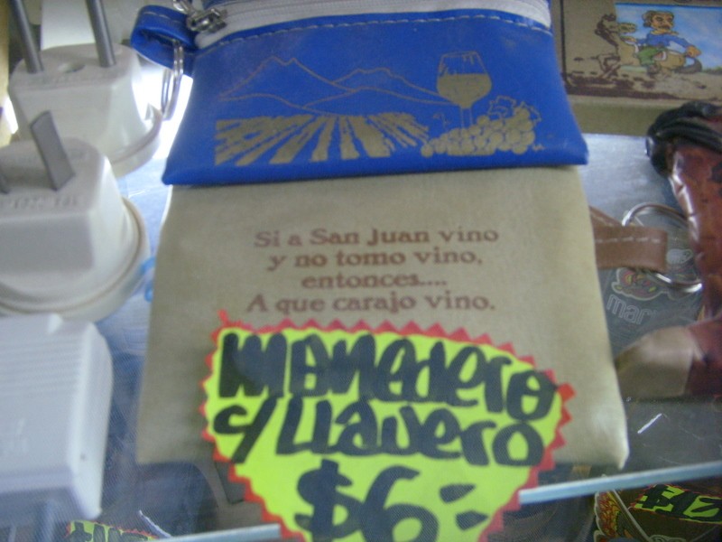 Foto: regalería en la terminal de ómnibus - San Juan, Argentina