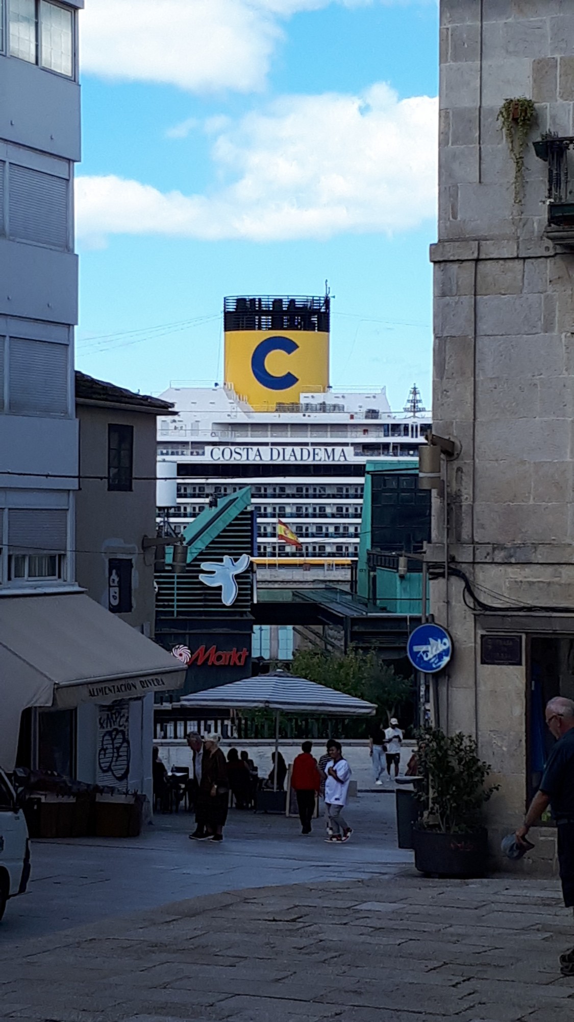Foto: El Barco se asoma a las calles de Vigo - Vigo (Pontevedra), España