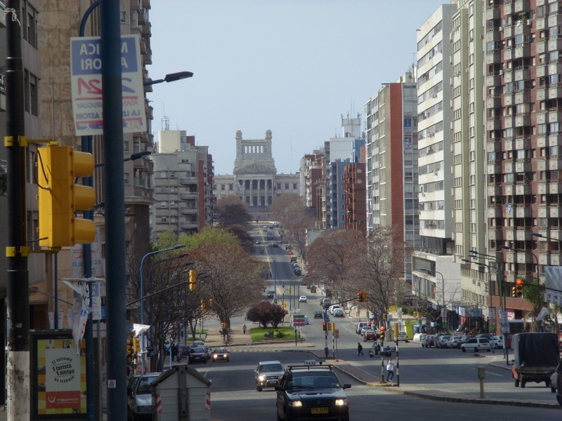 Foto: Palacio Legislativo al fondo - Montevideo, Uruguay