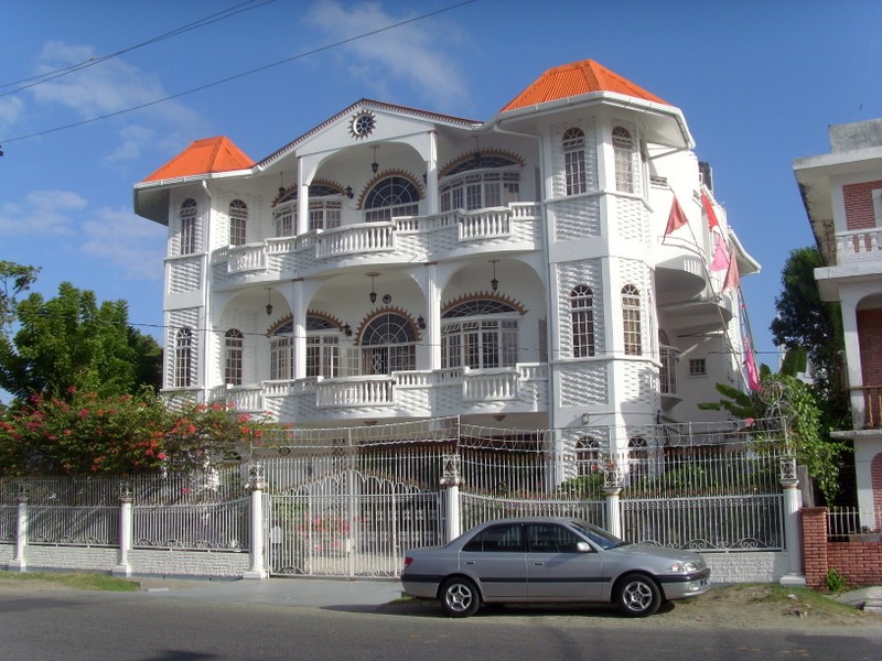 Foto: casa hinduísta (lo indican los banderines) - Georgetown, Guyana