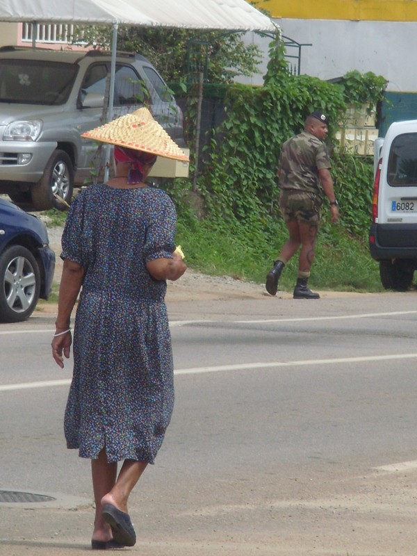 Foto: Persona de ascendencia africana con sombrero extremooriental. - Cayena, Guyana Francesa