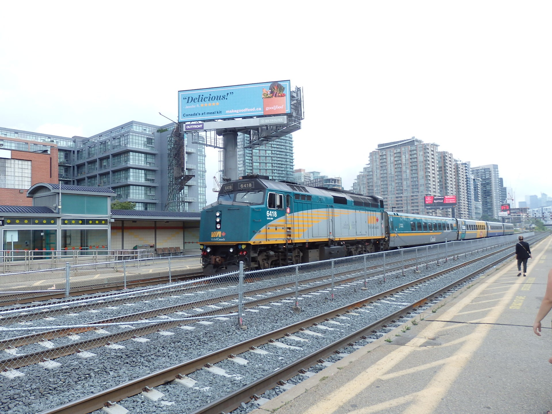 Foto: tren de Via Rail pasando por estación Exhibition - Toronto (Ontario), Canadá