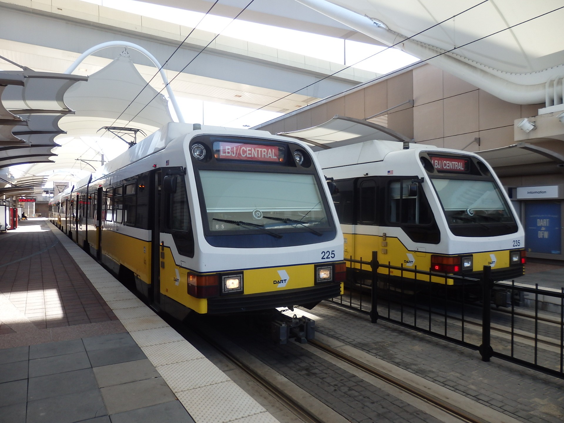 Foto: término la Línea Naranja del metrotranvía, en la Terminal A - Dallas (Texas), Estados Unidos
