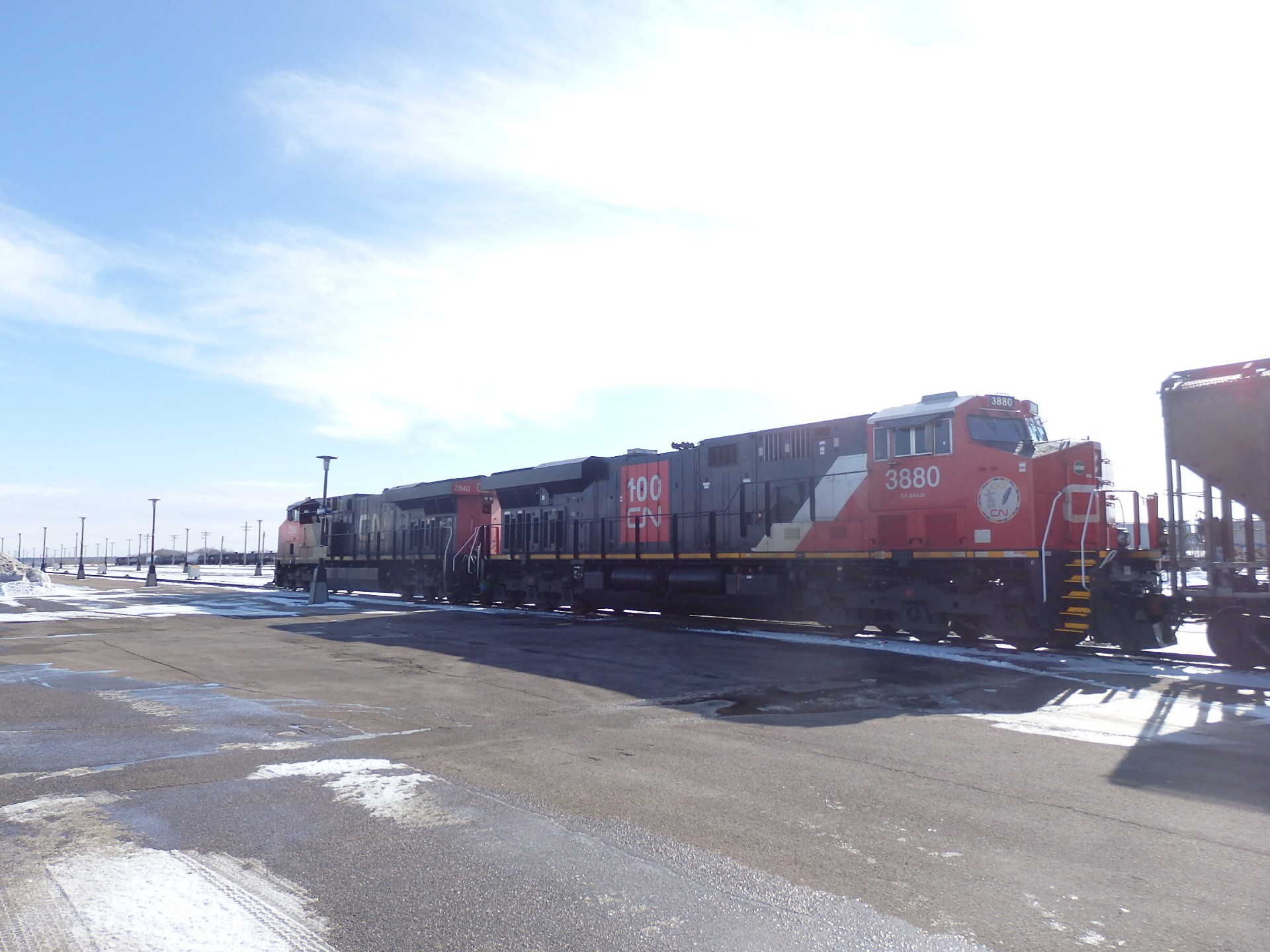 Foto: Canadian National pasando por la estación de Via Rail - Saskatoon (Saskatchewan), Canadá
