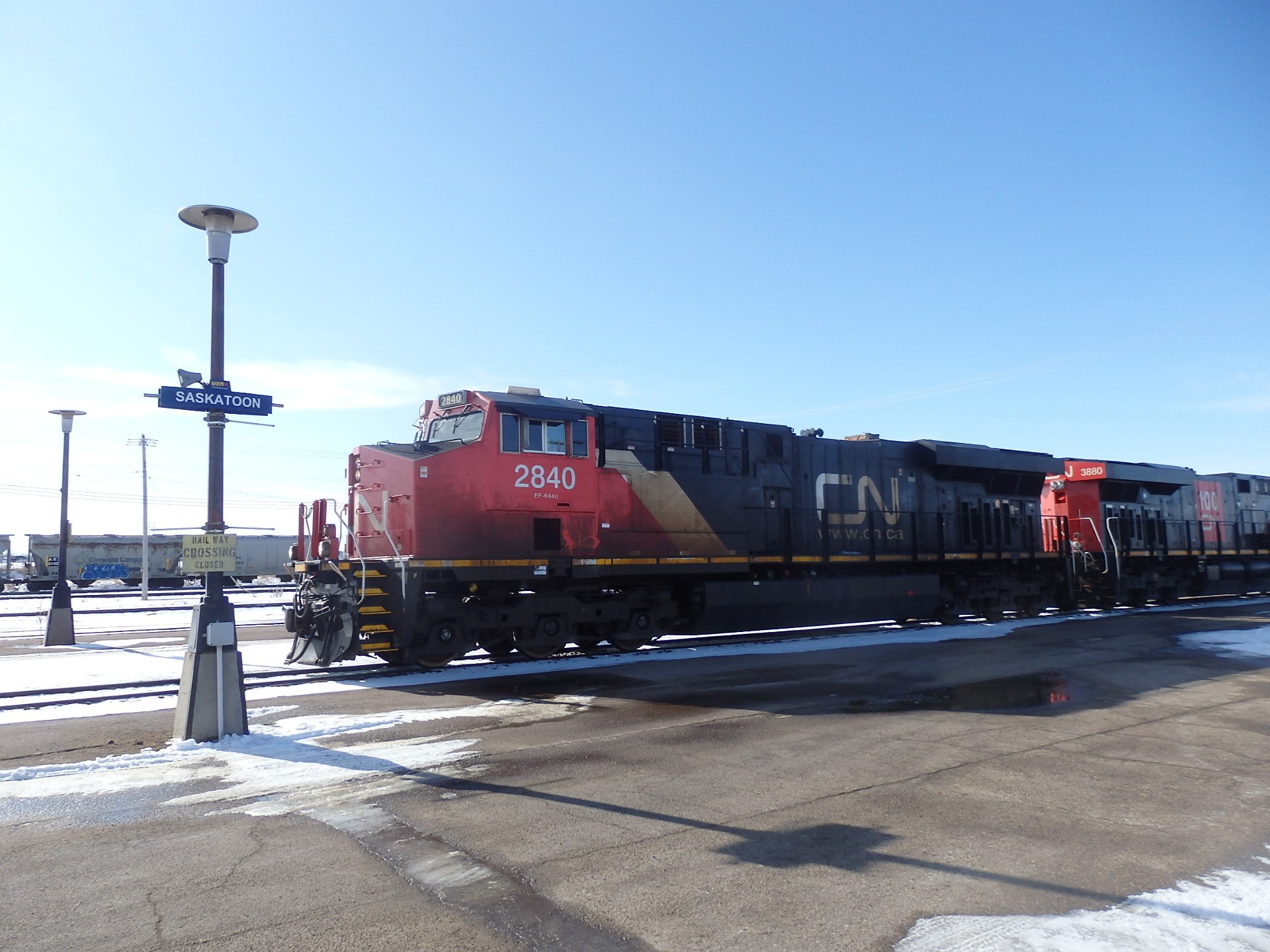 Foto: Canadian National pasando por la estación de Via Rail - Saskatoon (Saskatchewan), Canadá
