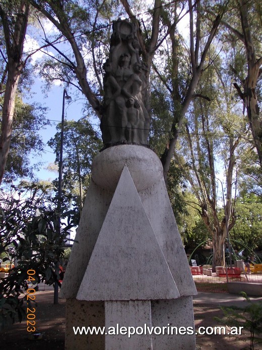Foto: Sáenz Peña - Plaza Mariano Moreno - Monumento Cooperativismo - Sáenz Peña (Buenos Aires), Argentina