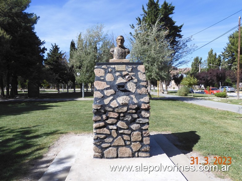 Foto: Piedra del Águila - Monumento Gral San Martin - Piedra del Aguila (Neuquén), Argentina